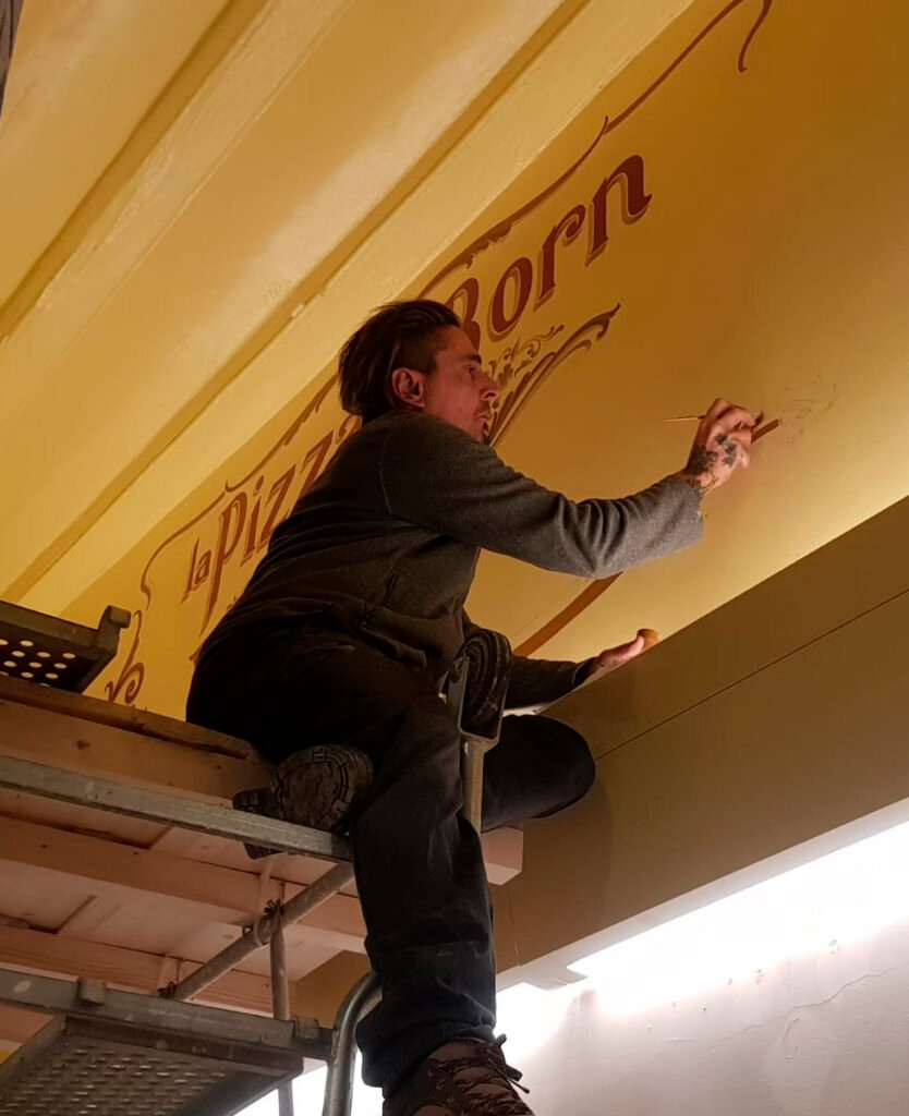 fer pintando pared
